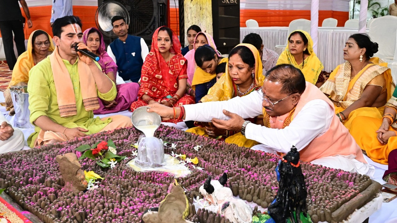 मुख्यमंत्री विष्णु देव साय ने पवित्र सावन मास पर मुख्यमंत्री निवास में किया शिव रूद्रामहाभिषेक