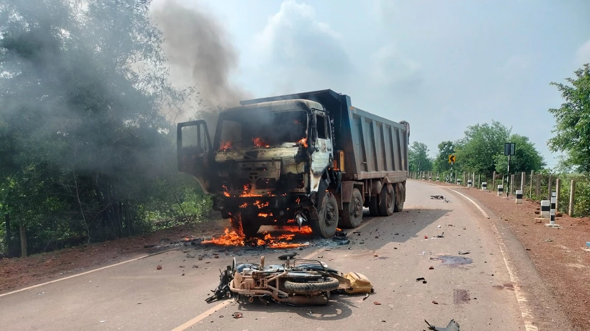 रायपुर में हाईवा की टक्कर से एक स्कूली छात्र की मौत, दूसरा गंभीर घायल; ग्रामीणों ने हाईवा को आग लगाई