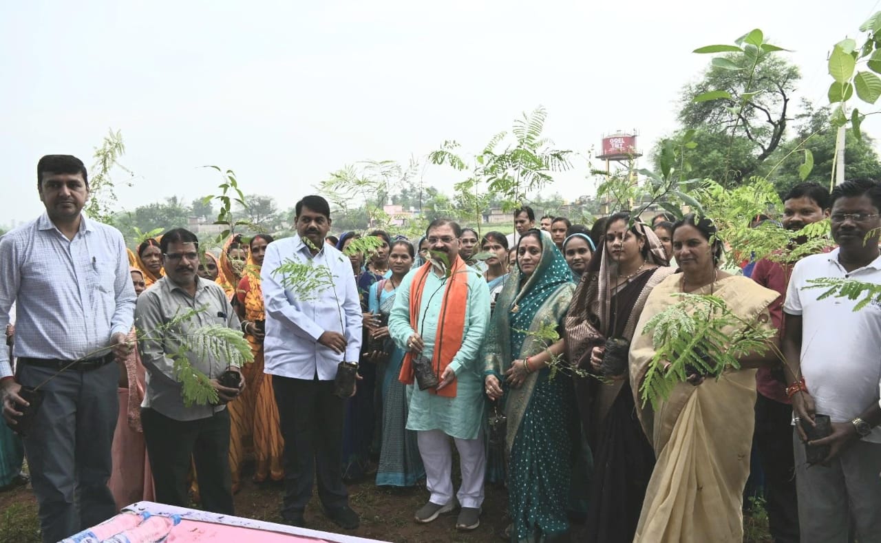 सांसद संतोष पांडे और जिला पंचायत अध्यक्ष सुशीला भट्ट ने 'एक पेड़ माँ के नाम' अभियान के तहत समनापुर में किया वृक्षारोपण