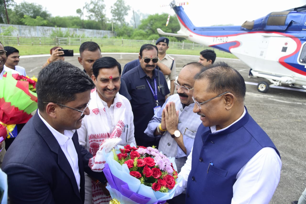 राज्यपाल रमेन डेका और मुख्यमंत्री विष्णु देव साय का बिलासपुर पहुंचने पर हेलीपैड में हुआ स्वागत