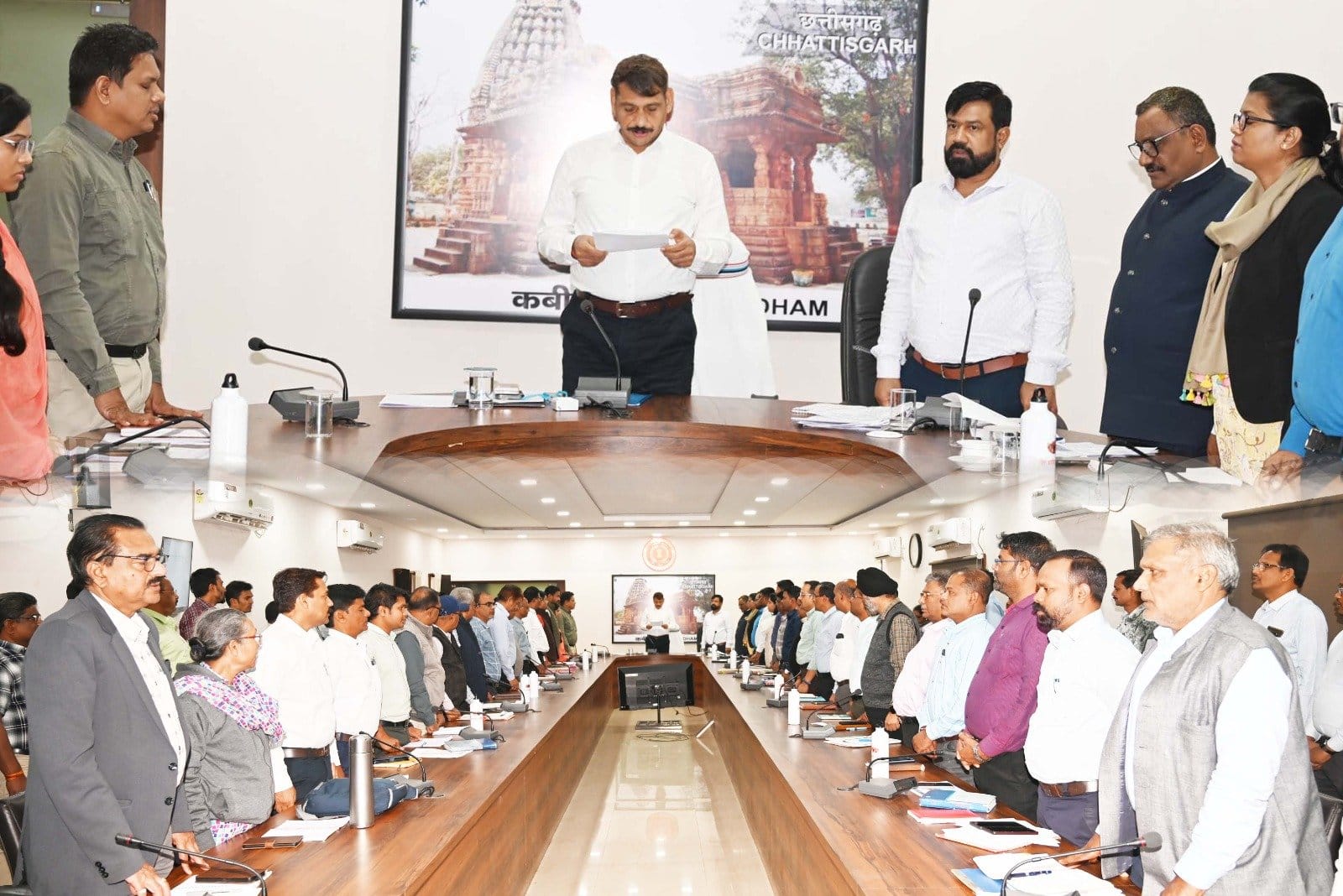 भारतीय संविधान दिवस पर कलेक्टर गोपाल वर्मा ने अधिकारियों-कर्मचारियों को दिलाई शपथ