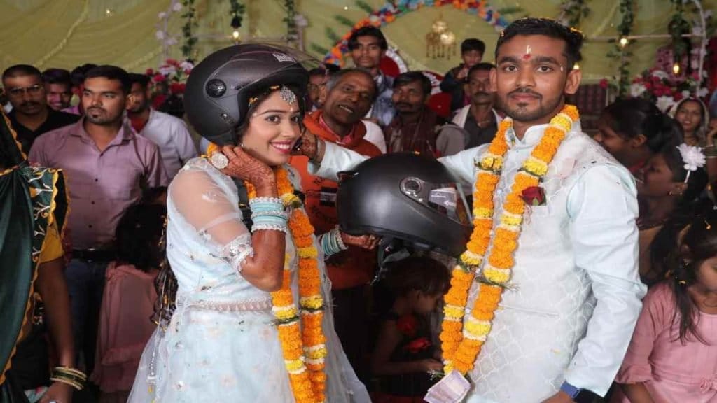 लव, रिंग और हेलमेट: 'साथ जिएंगे, हेलमेट पहनेंगे!' छत्तीसगढ़ के कपल का अनोखा अंदाज, पढ़ें पूरी खबर