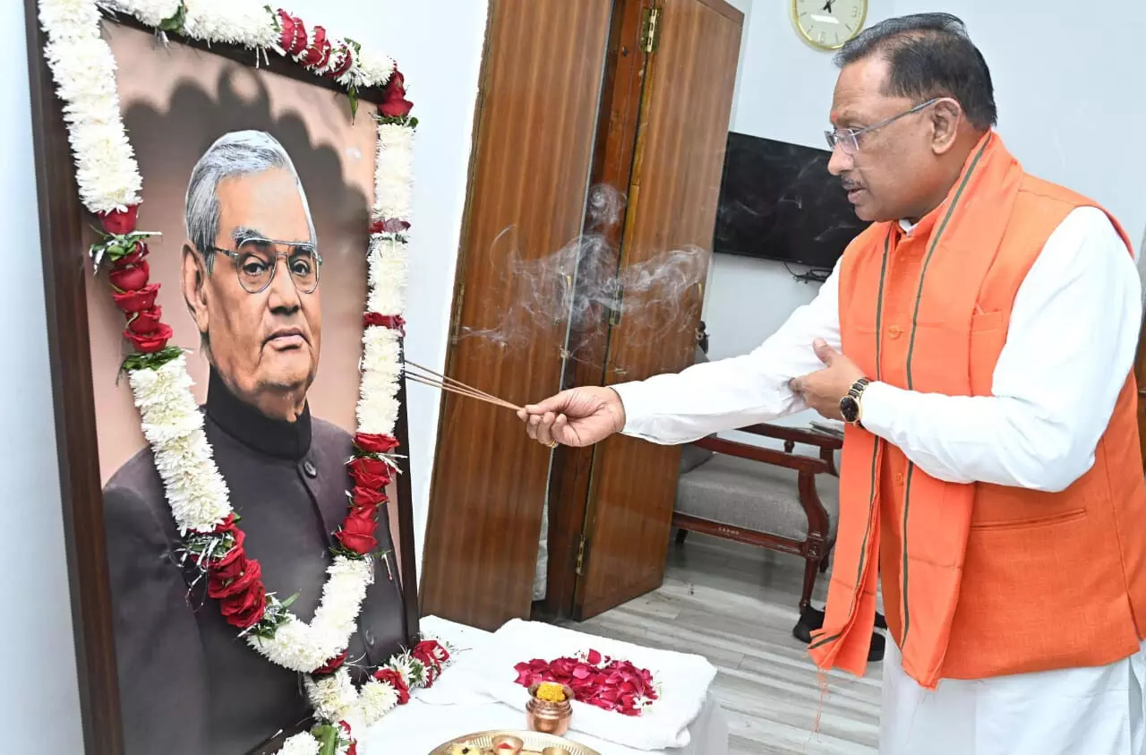 मुख्यमंत्री विष्णुदेव साय ने पूर्व प्रधानमंत्री अटल बिहारी वाजपेयी को जन्मशती पर किया नमन