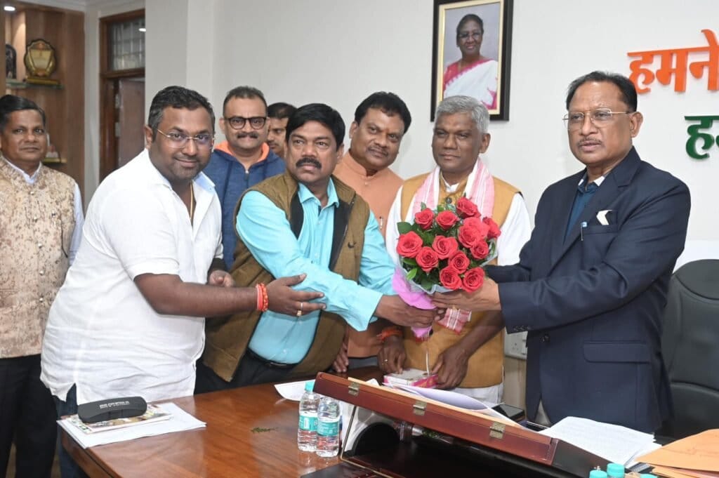 विशेषर पटेल ने राज्य गौ सेवा आयोग के अध्यक्ष के रूप में किया पदभार ग्रहण, सीएम विष्णुदेव साय ने गौशाला अनुदान बढ़ाने का किया ऐलान