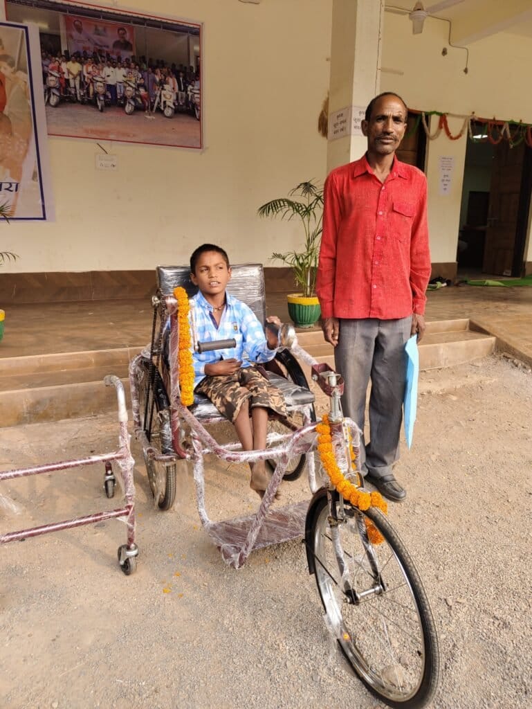 उपमुख्यमंत्री विजय शर्मा की पहल से दिव्यांग जयराम को मिली ट्राईसाइकिल और रोलेटर, स्कूल जाना हुआ आसान