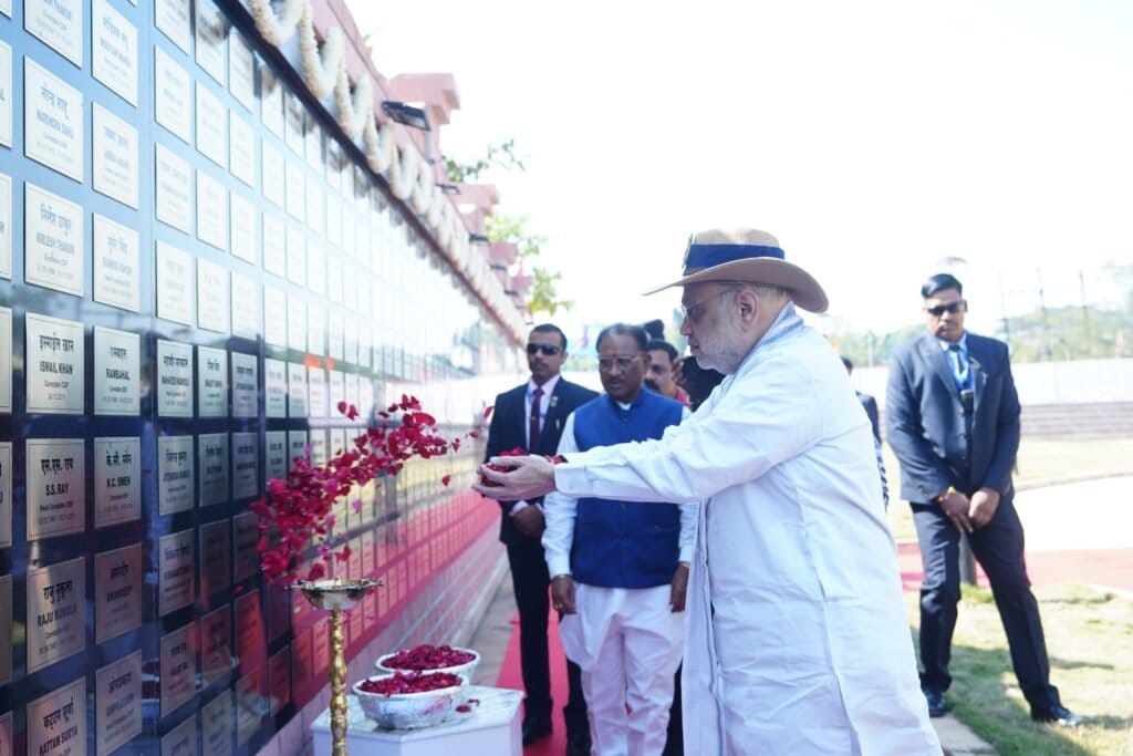 केंद्रीय गृहमंत्री अमित शाह ने अमर वाटिका में शहीदों जवानों को दी श्रद्धांजलि, एक पेड़ शहीदों के नाम लगाया रुद्राक्ष का पौधा