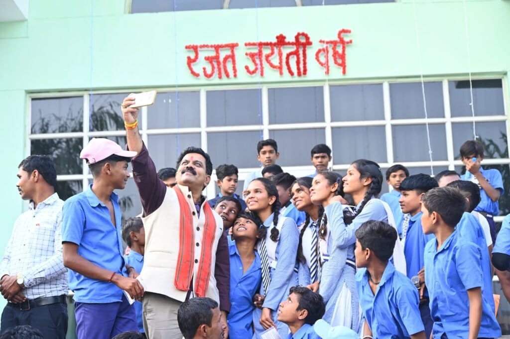 उपमुख्यमंत्री विजय शर्मा ने बोड़ला क्षेत्र के बच्चों को विधानसभा, जंगल सफारी और साइंस सेंटर का कराया भ्रमण