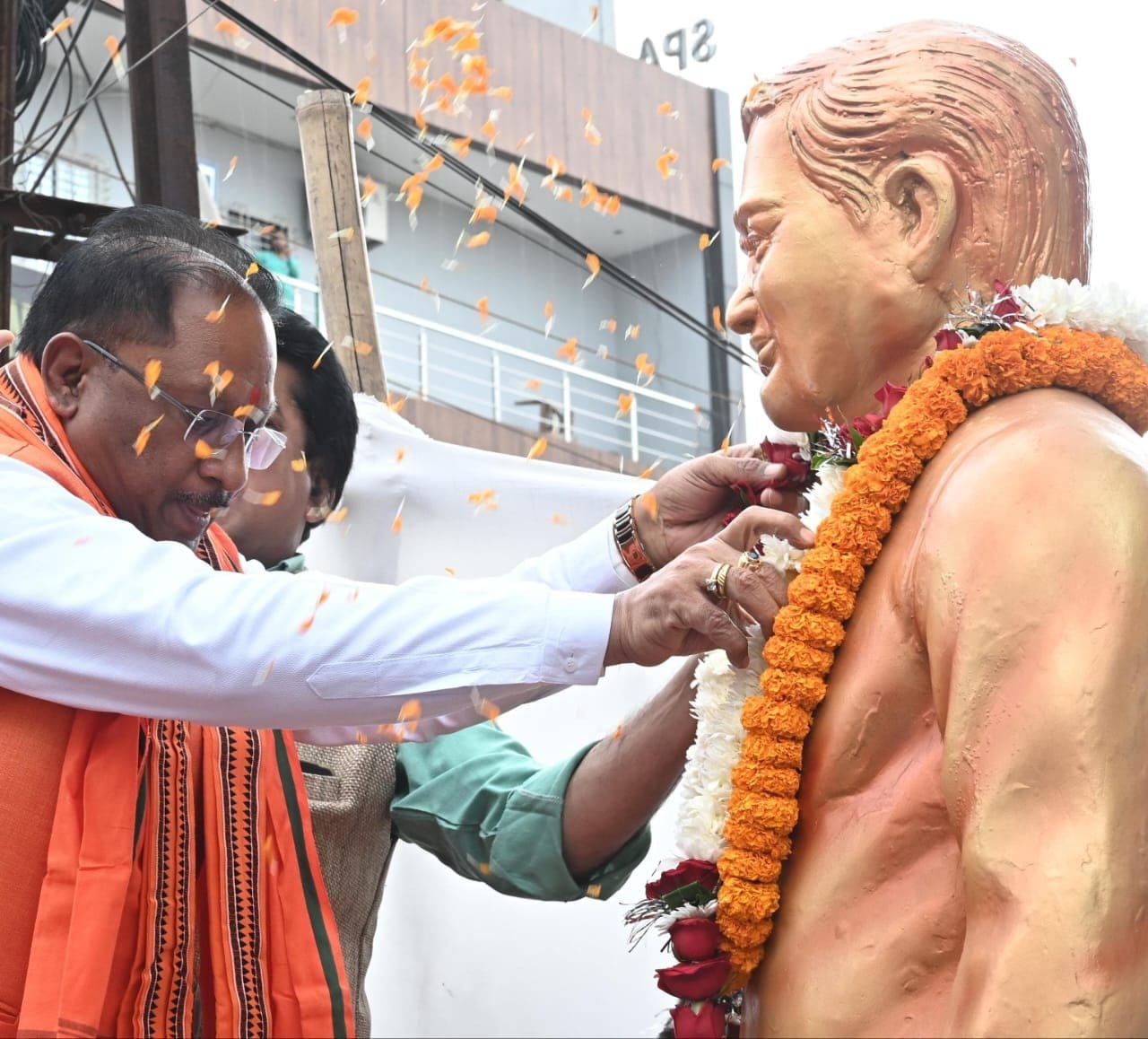 मुख्यमंत्री विष्णु देव साय ने पूर्व प्रधानमंत्री श्रद्धेय अटल जी की प्रतिमा पर माल्यार्पण कर उनका पुण्य स्मरण किया