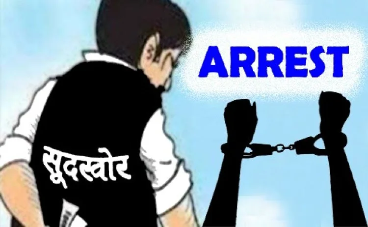 पुलिस की बड़ी कार्रवाई: सूदखोर गिरफ्तार, ₹12 लाख नगद, 92 ब्लैंक चेक, 12 मोटरसाइकिलें जब्त