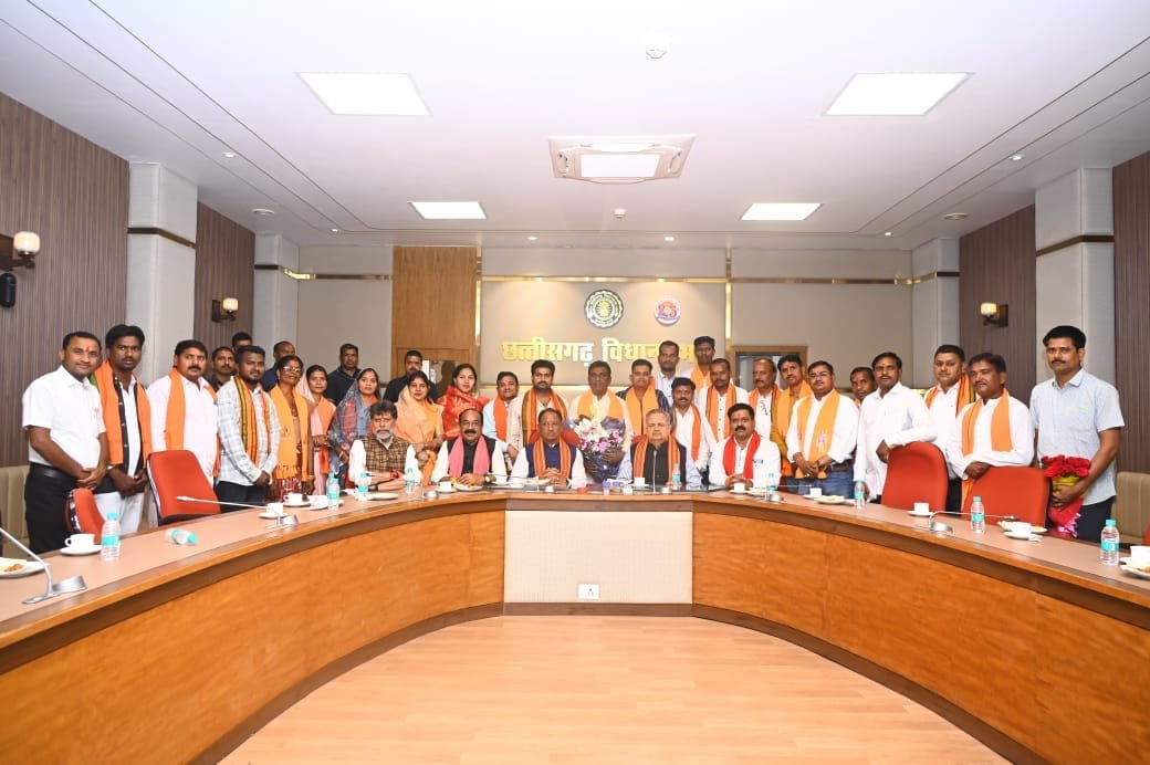 कवर्धा नगर पालिका अध्यक्ष चंद्रप्रकाश चंद्रवंशी व पार्षदों ने मुख्यमंत्री व विधानसभा अध्यक्ष से की सौजन्य भेंट, शपथ ग्रहण समारोह में शामिल होने का दिया न्योता