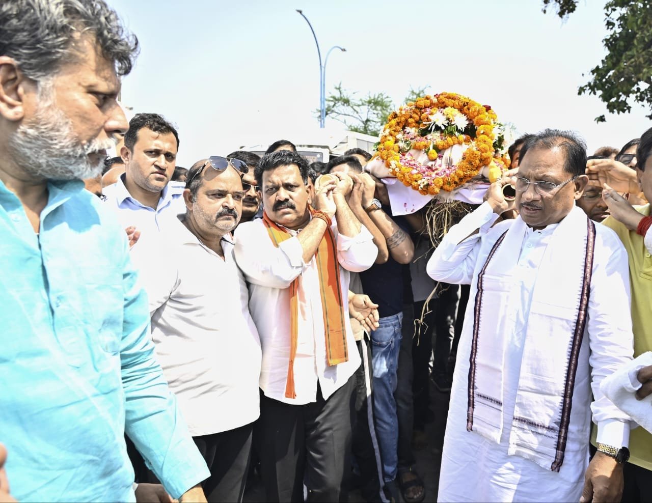 मुख्यमंत्री ने पहलगाम आतंकी हमले में दिवंगत दिनेश मिरानिया के पार्थिव शरीर को दिया कंधा, अंतिम संस्कार में शामिल होकर दी श्रद्धांजलि