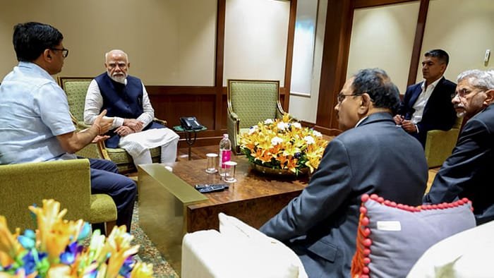 पहलगाम आतंकी हमला: रक्षा मंत्रालय ने सेना, एयरफोर्स और नेवी को तैयार रहने के दिए निर्देश