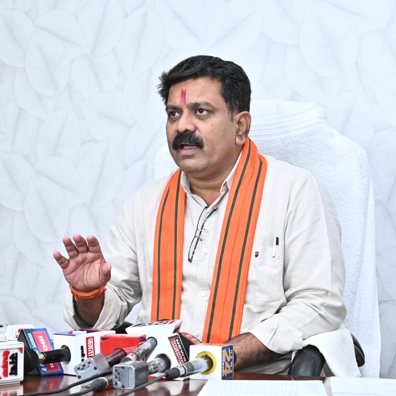 छत्तीसगढ़ सरकार नक्सल वार्ता को तैयार, लेकिन हिंसा पर कोई समझौता नहीं ; वक़्फ़ संशोधन बिल से पारदर्शिता सुनिश्चित होगी: उपमुख्यमंत्री विजय शर्मा
