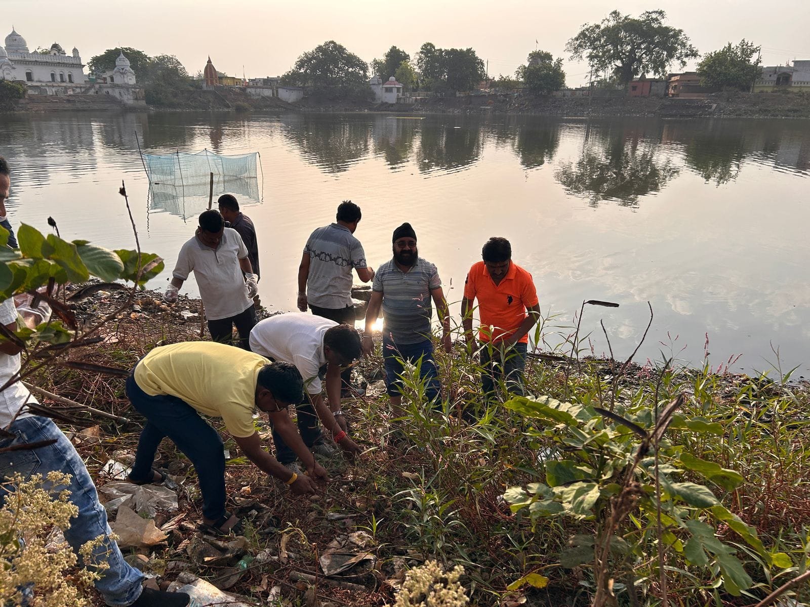 कवर्धा में राधाकृष्ण बड़े तालाब में श्रमदान से शुरू हुआ तालाब सफाई अभियान