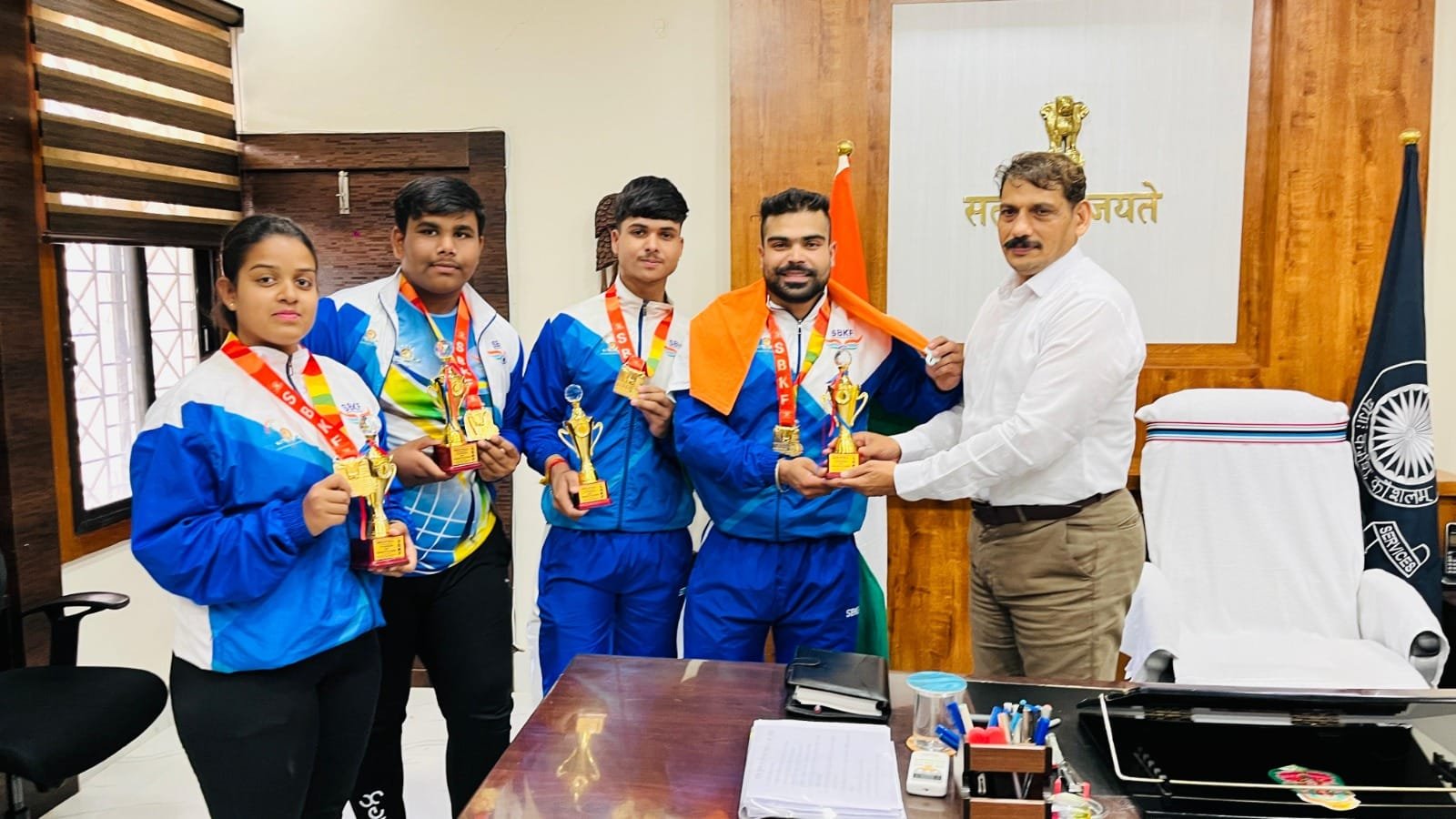 कलेक्टर श्री वर्मा ने भारत का नाम रौशन करने वाले चार युवाओं को आमंत्रित कर सम्मानित किया और उनके अनुभव और तैयारियों, परिश्रम से रूबरू भी हुए