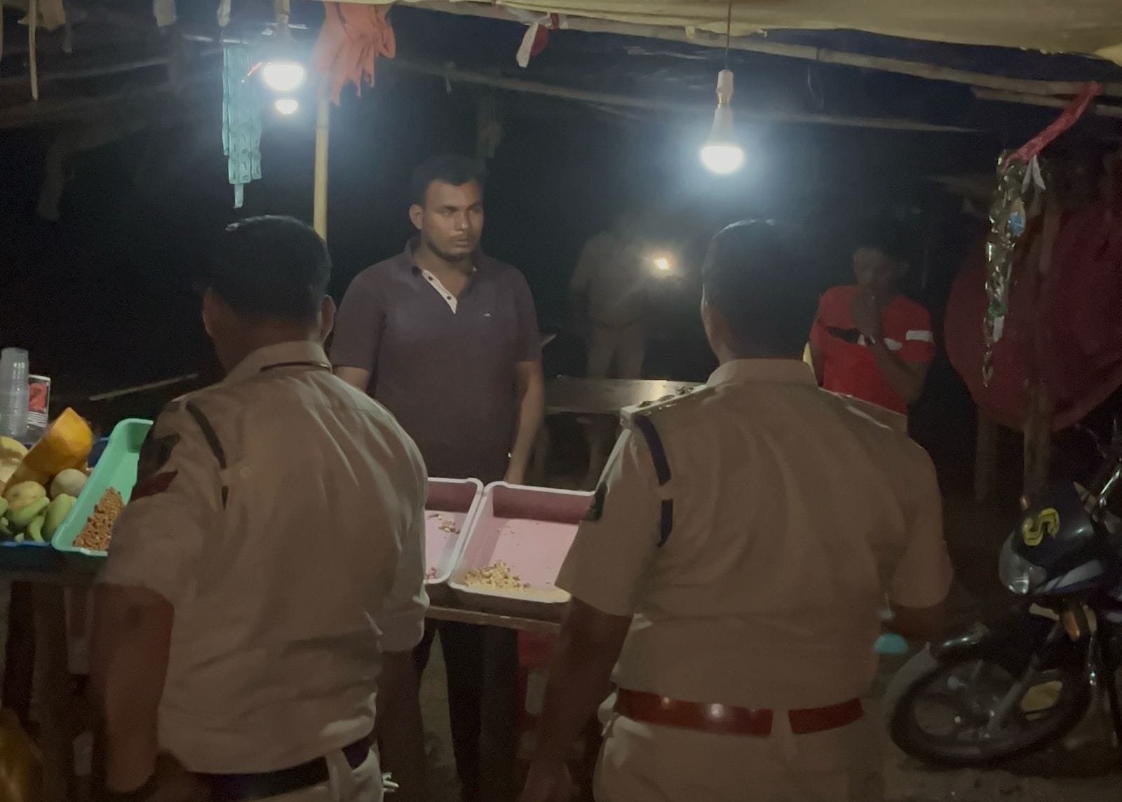 पुलिस का रात्रिकालीन ऑपरेशन: सार्वजनिक स्थानों पर शराब पीने वालों पर कड़ी कार्रवाई, अवैध चखना सेंटरों को दी चेतावनी
