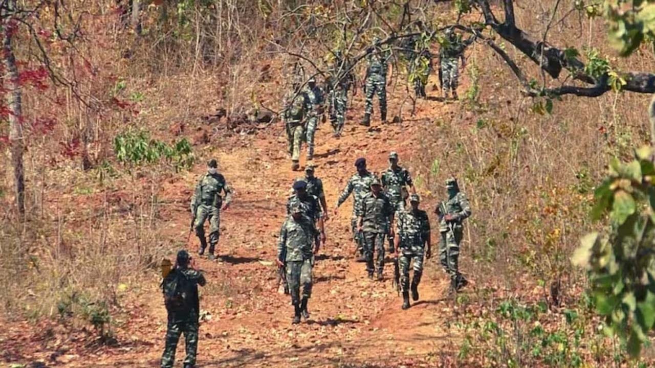 सुरक्षाबलों की बड़ी कामयाबी: मुठभेड़ में वर्दीधारी नक्सली ढेर, SLR और हथियार बरामद