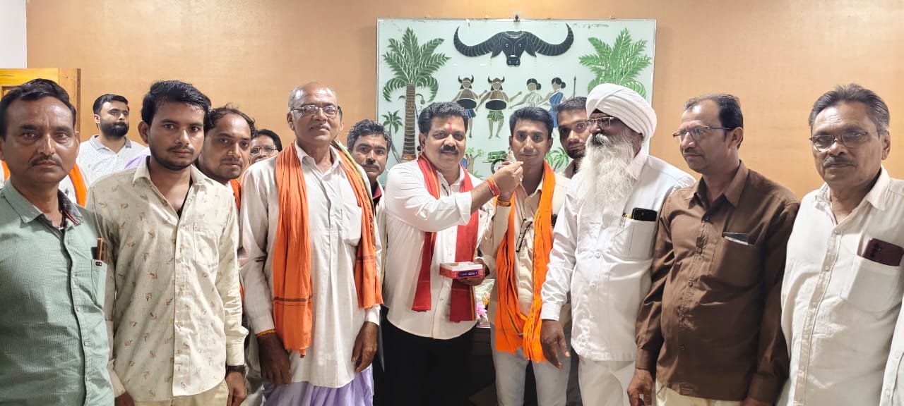 ग्राम गधहाभाटा का नाम बदलकर सोनपुर किए जाने पर ग्रामीणों ने उपमुख्यमंत्री विजय शर्मा से की मुलाकात, जताया आभार