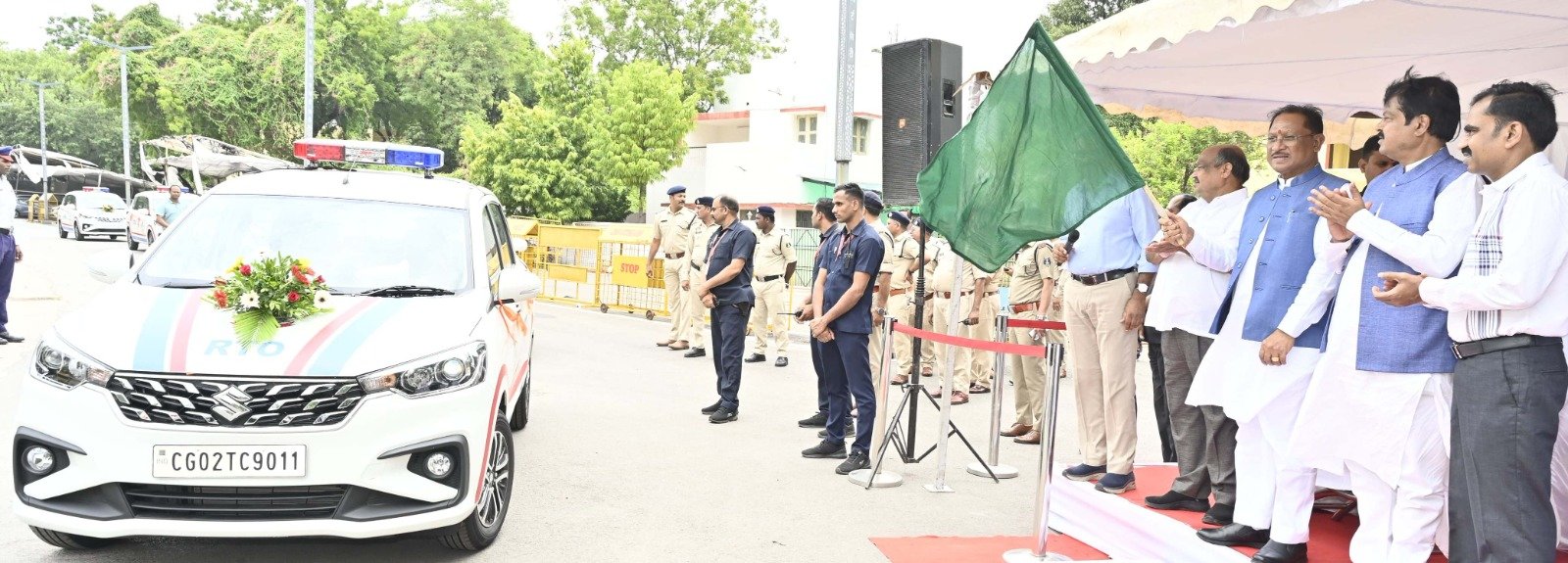 मुख्यमंत्री ने परिवहन सुरक्षा बेड़े में शामिल 48 वाहनों को झंडी दिखाकर किया रवाना, कर्मियों को सौंपी वाहनों की चाबी