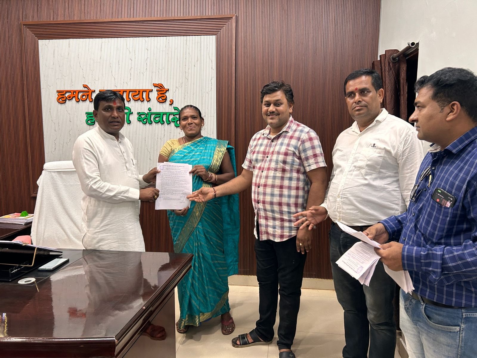 नगर पालिका अध्यक्ष चंद्रप्रकाश चंद्रवंशी ने प्रधानमंत्री आवास योजना के अंतर्गत हितग्राहियों को सौंपे भवन निर्माण स्वीकृति पत्र