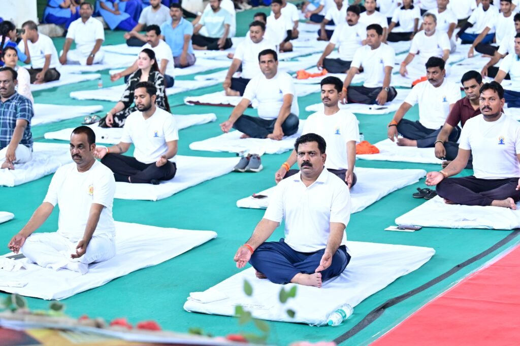अंतर्राष्ट्रीय योग दिवस पर कवर्धा में भव्य ‘‘योग संगम’’, उपमुख्यमंत्री विजय शर्मा सहित हजारों नागरिकों ने लिया भाग, ‘‘योग संगम’’ एवं ‘‘हरित योग’’ थीम के साथ पर्यावरण संरक्षण का संदेश भी दिया गया