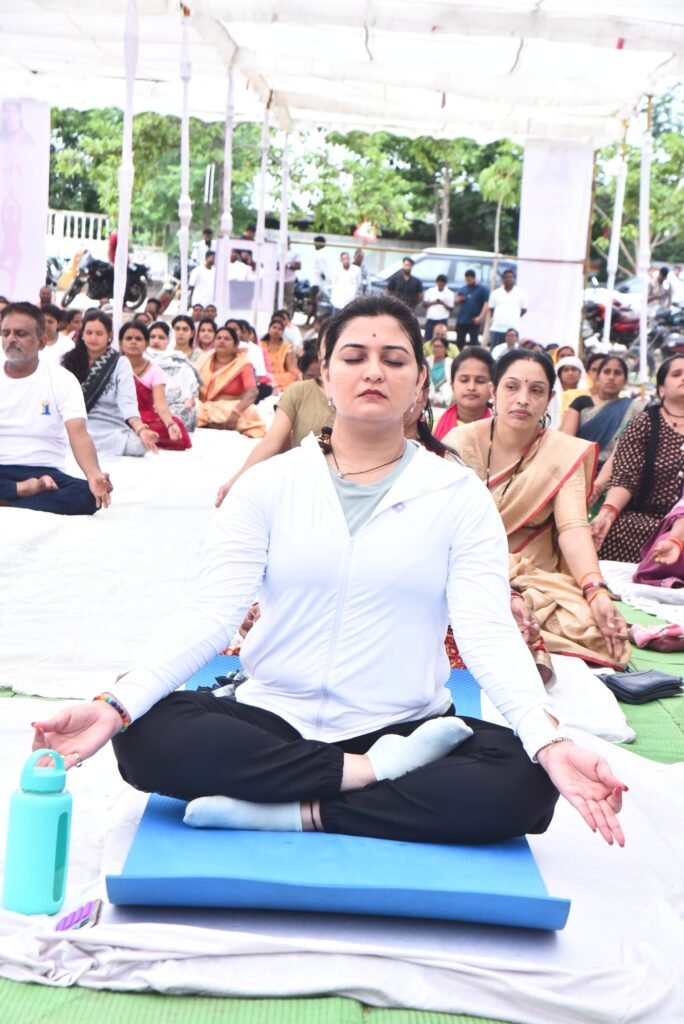 अंतर्राष्ट्रीय योग दिवस पर पंडरिया में आयोजित सामूहिक योगाभ्यास में शामिल हुईं पंडरिया विधायक भावना बोहरा