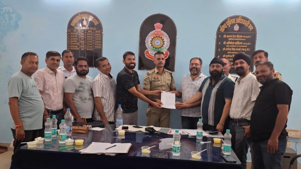 कवर्धा में त्योहारों की तैयारियों को लेकर CAIT पदाधिकारियों ने यातायात प्रभारी से की चर्चा, यातायात व्यवस्था सुधारने पर दिया जोर