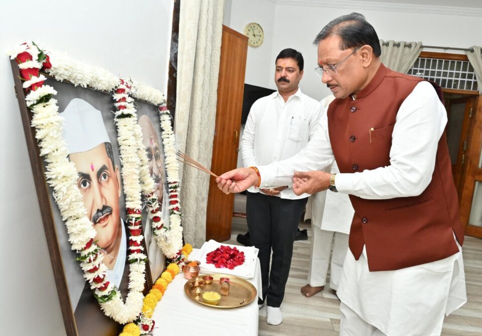 मुख्यमंत्री विष्णु देव साय ने राष्ट्रपिता महात्मा गांधी और पूर्व प्रधानमंत्री लाल बहादुर शास्त्री को उनकी जयंती पर किया नमन