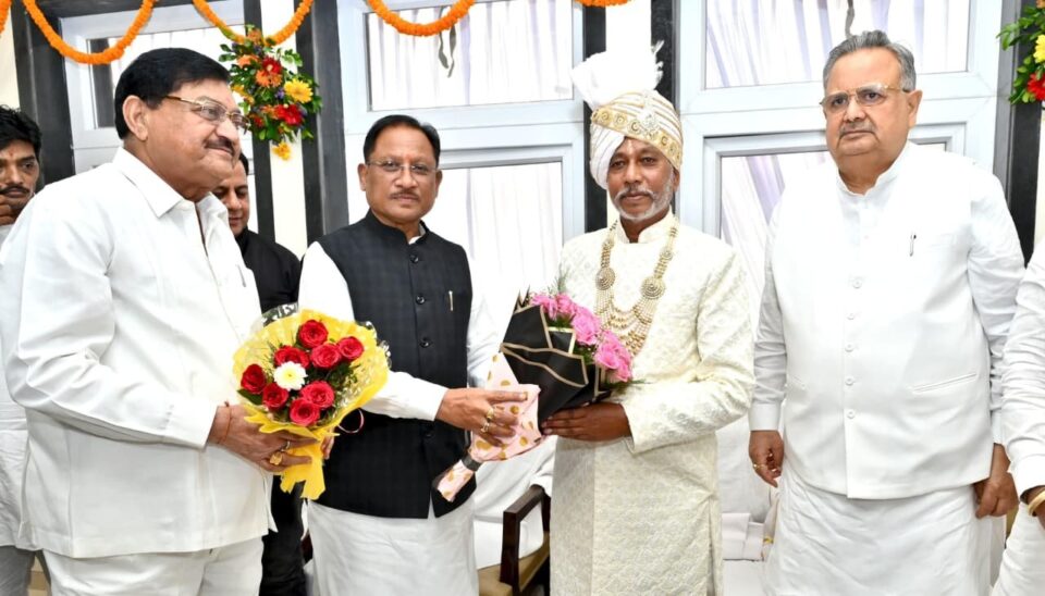मुख्यमंत्री विष्णु देव साय गुरु खुशवंत साहेब के गृहप्रवेश कार्यक्रम में हुए शामिल, धर्मगुरु गुरु बालदास साहेब को दी जन्मदिन की शुभकामनाएं