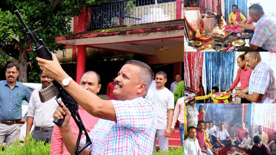 कबीरधाम में विजयदशमी पर पुलिस ने किया पारंपरिक शस्त्र पूजन