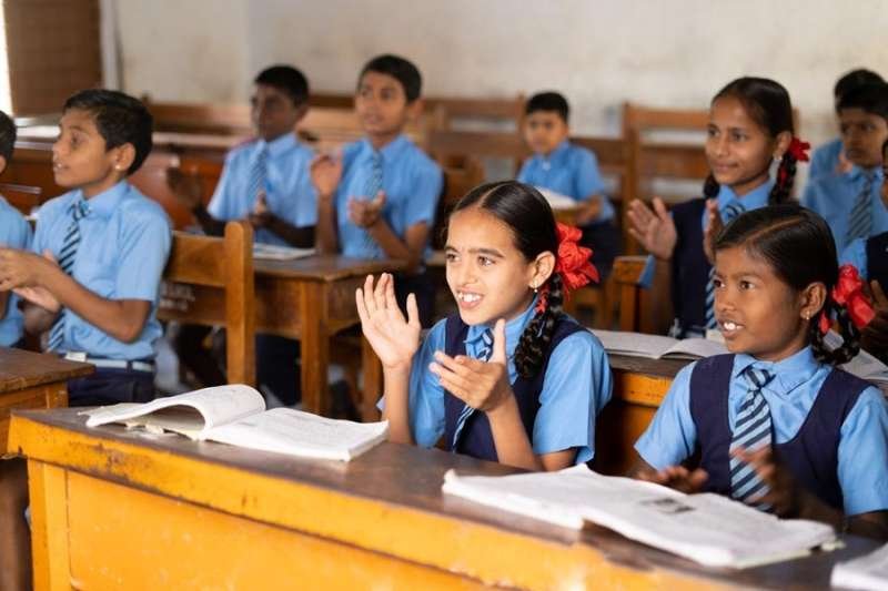 स्कूल यूनिफॉर्म के रंग में बदलाव: नए सत्र से बच्चे पहनेंगे चेक ब्लू शर्ट और स्लेटी पैंट-ट्यूनिक, 58 लाख गणवेश की सिलाई शुरू