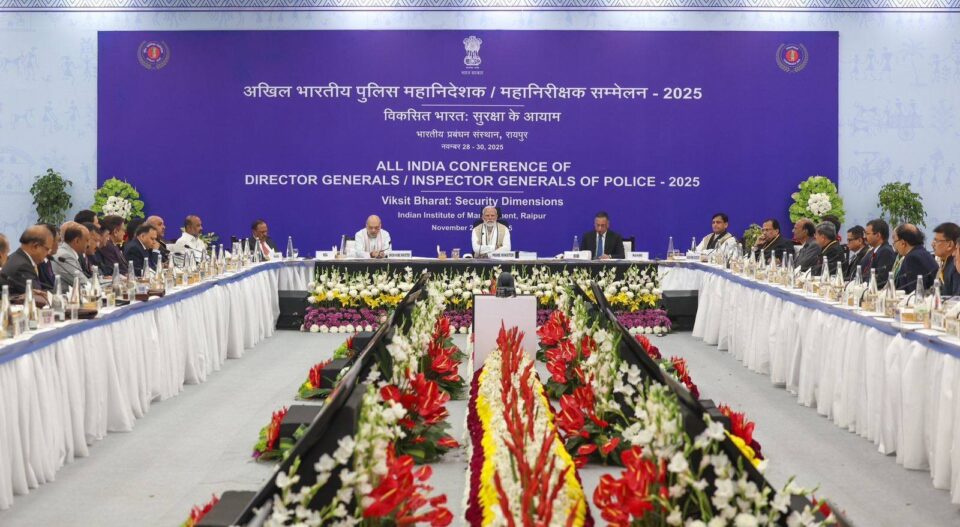 रायपुर में DGP–IGP कॉन्फ्रेंस की अगुवाई करते हुए प्रधानमंत्री नरेंद्र मोदी ने कहा—राष्ट्रीय सुरक्षा में नवाचार और समन्वय समय की सबसे बड़ी जरूरत