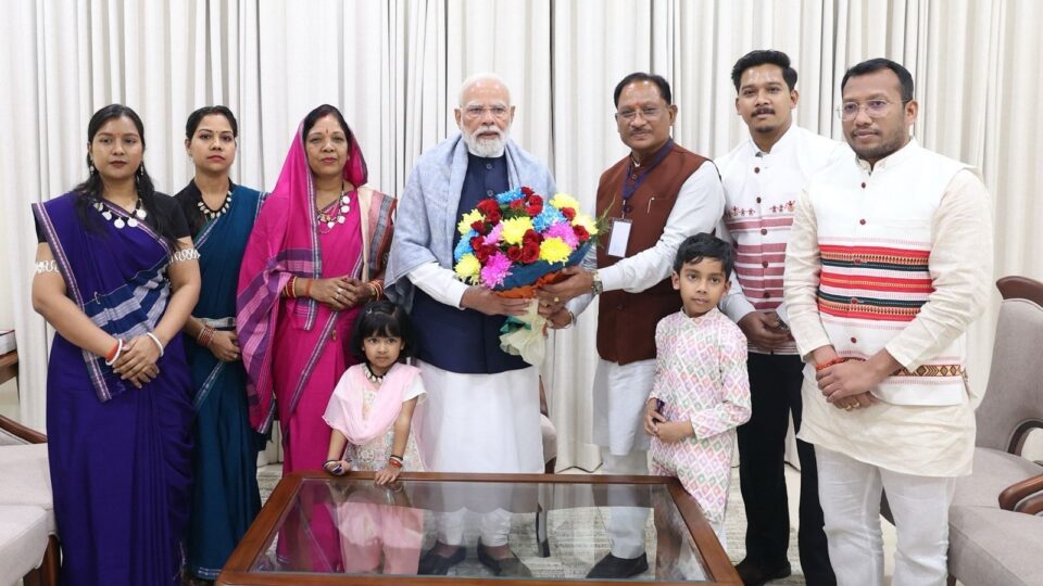 मुख्यमंत्री विष्णु देव साय परिवार की तीन पीढ़ियाँ मिलीं प्रधानमंत्री नरेंद्र मोदी से, जानिए क्या हुआ मुलाकात में