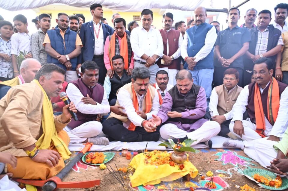 उपमुख्यमंत्री विजय शर्मा ने कवर्धा के गौरव पथ निर्माण कार्य का किया भूमिपूजन, 10.73 करोड़ की लागत से बनेगा राजनांदगांव बायपास से नवीन बाजार तक