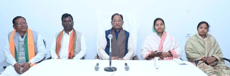 मुख्यमंत्री विष्णु देव साय ने सूरजपुर में शासकीय कार्यक्रमों के क्रियान्वयन की समीक्षा, कहा - सरकार की योजनाओं का लाभ समाज के अंतिम व्यक्ति तक पहुंचाएं