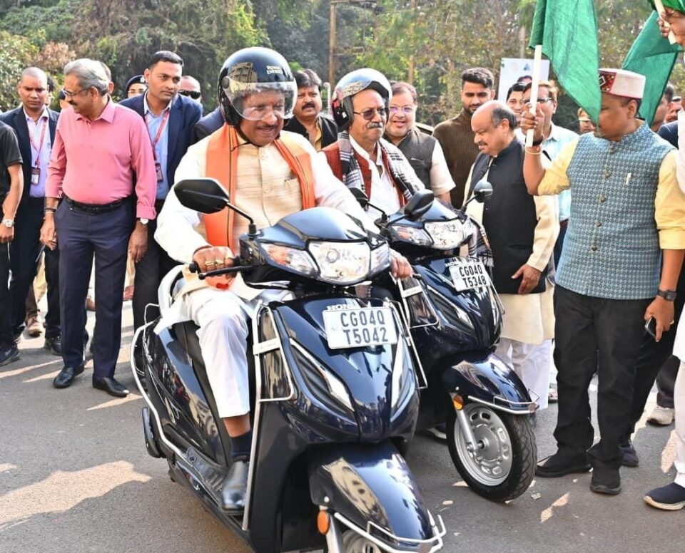 राष्ट्रीय सड़क सुरक्षा माह-2026 : मुख्यमंत्री ने सड़क सुरक्षा का संदेश देते हुए स्वयं हेलमेट पहनकर चलाई स्कूटी, राज्यस्तरीय सड़क सुरक्षा सम्मान समारोह में हुए शामिल