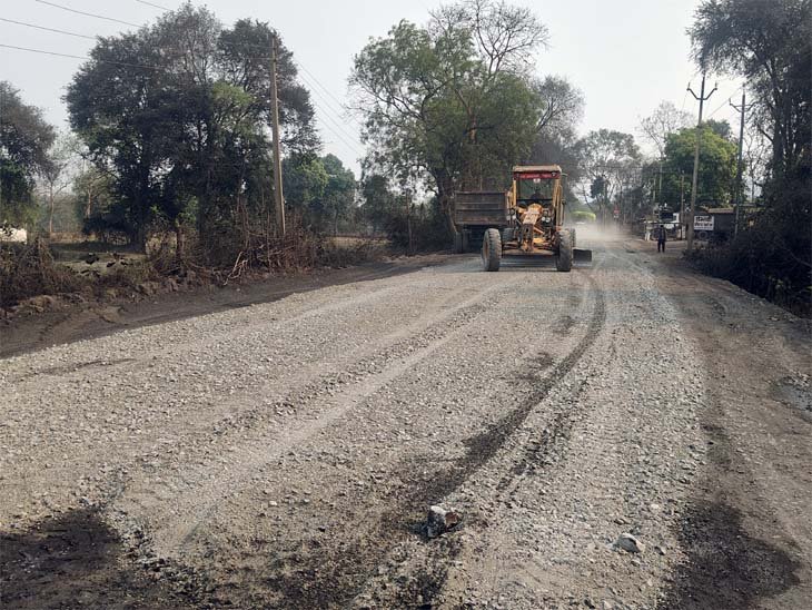 ग्राम बानों से रेंगाखार तक किया जा रहा सड़क मरम्मत कार्य